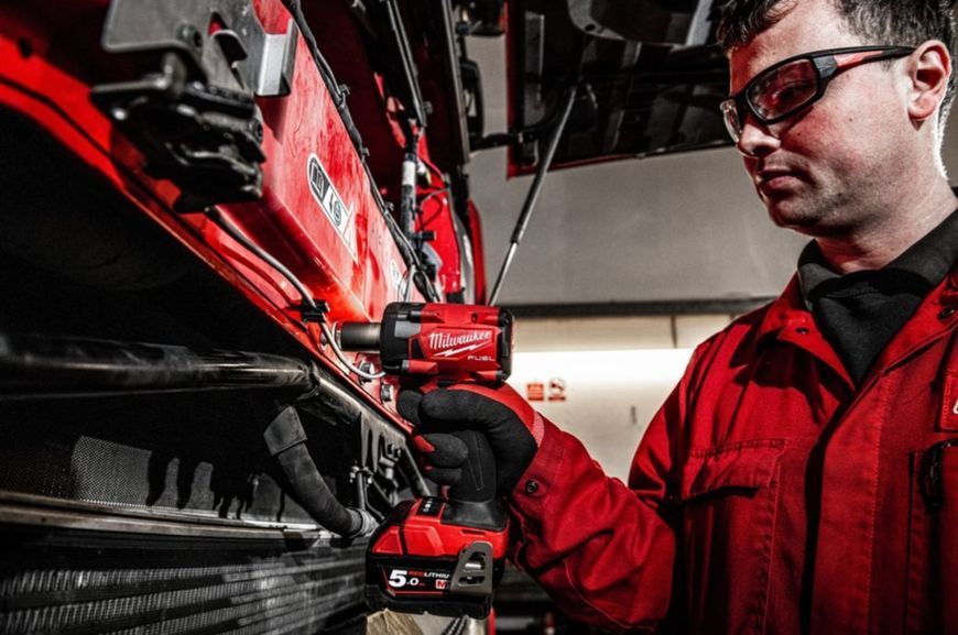 Гайковерт высокомоментный MILWAUKEE 1/2" (339 Нм) MILWAUKEE M18 FUEL FIW2P12-502X с фиксацией пином 4933478447 фото