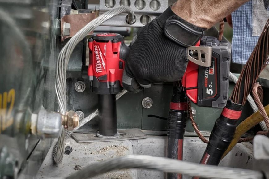 Гайкокрут акумуляторний 1/2" MILWAUKEE, M18 FIW2F12-502X, 339Нм (+зар.пристрій, 2акум.Х 5Аг,HD кейс) 4933478444 фото