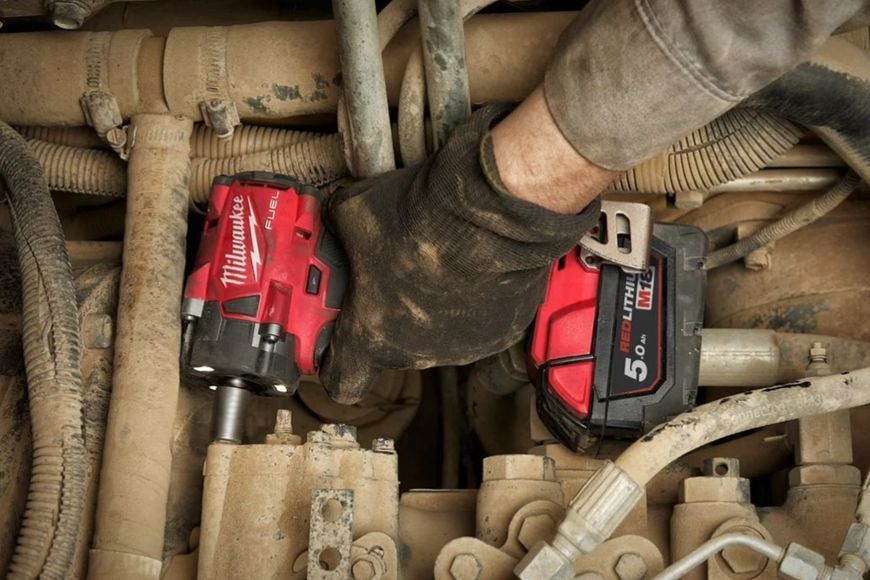 Гайкокрут акумуляторний 1/2" MILWAUKEE, M18 FIW2F12-502X, 339Нм (+зар.пристрій, 2акум.Х 5Аг,HD кейс) 4933478444 фото