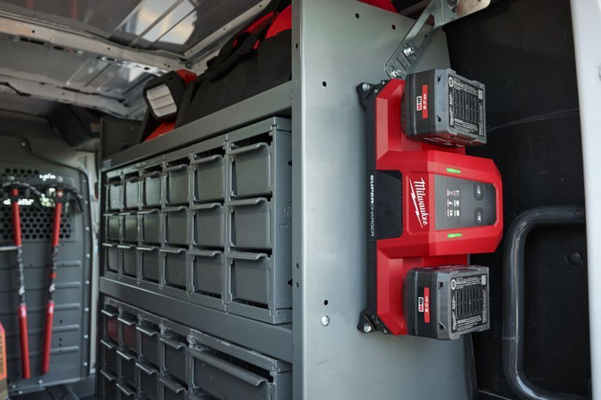 Зарядное устройство MILWAUKEE M18 MDBSC DUAL SUPER CHARGER (на 2 аккумулятора) 4932498557 фото