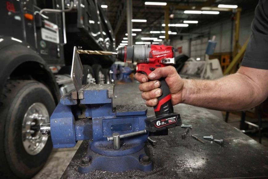 Дриль-шурупокрут акумуляторний MILWAUKEE, M12 FDD2-402X (+ заряд.пристрій, 2 акум., HD кейс) 4933479874 фото