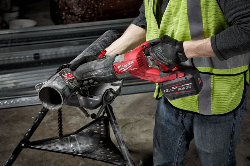Пила шабельна акумуляторна MILWAUKEE, M18 FSX-801C (+зар.пр., 1 акум.Х 8Аг, кейс)+M18 ALIS-0+жилетка 4933499455 фото