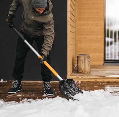 Телескопічний скрепер для прибирання снігу Fiskars X-series (1057189) скрепери 1057189 фото