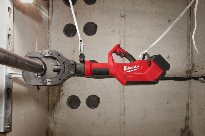 Кабелеріз гідравлічний акумуляторний MILWAUKEE M18 HSFC125R-802C (+зар.пр., 2акум.Х8Аг, кейс) FORGE&trade; 4933499331 фото
